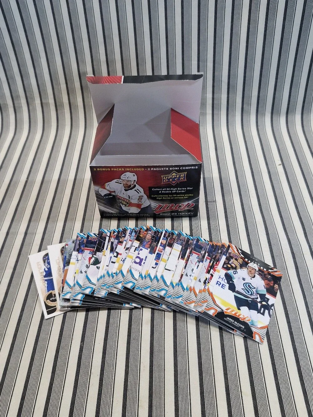 Upper Deck MVP Hockey 2021-22 2022-23 Space Jam Mixed Lot 900 Cards